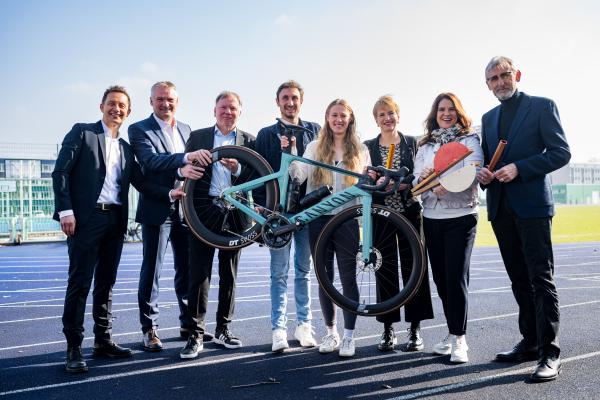 (L-R) Moderatoren Torsten Püschel und Hagen Boßdorf, Vorstandssprecher Konsum Leipzig Dirk Thätichen, Triathleten Martin Schulz und Caroline Pohle, Bürgermeisterin der Stadt Leipzig Dr. Martina Münch, Schirmherrin Katarina Witt und Staatsminister des Innern Armin Schuster nach der ‚Inklusiv Gewinnt Leipzig‘ Pressekonferenz am 06.03.2024 in Leipzig, Deutschland. (Foto von Moritz Eden / City-Press GmbH Bildagentur)